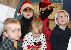 Lena, Ania, Jasiu i Oluś w oczekiwaniu na Św. Mikołaja